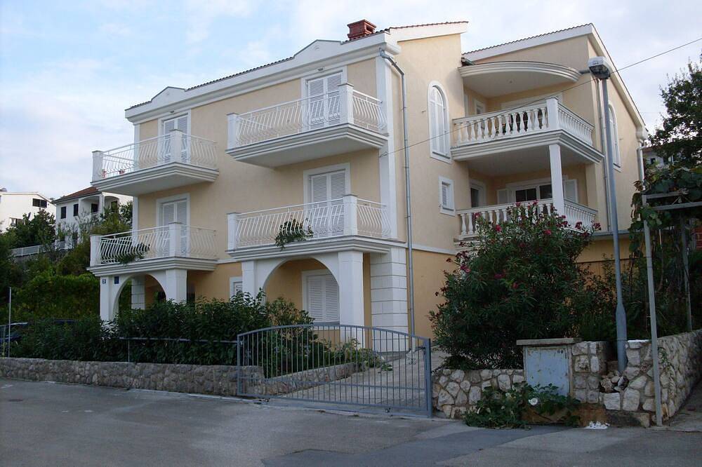Entire apartment, Modern Apartment, only a few minutes to the beach and the city centre in Njivice, Krk