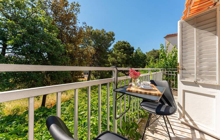 Ganze Ferienwohnung, Gemütliches Apartment mit Terrasse, 1,5 km vom Strand Pod Vruljom entfernt, mit kostenlosen Parkplätzen in Pakostane, Zadar