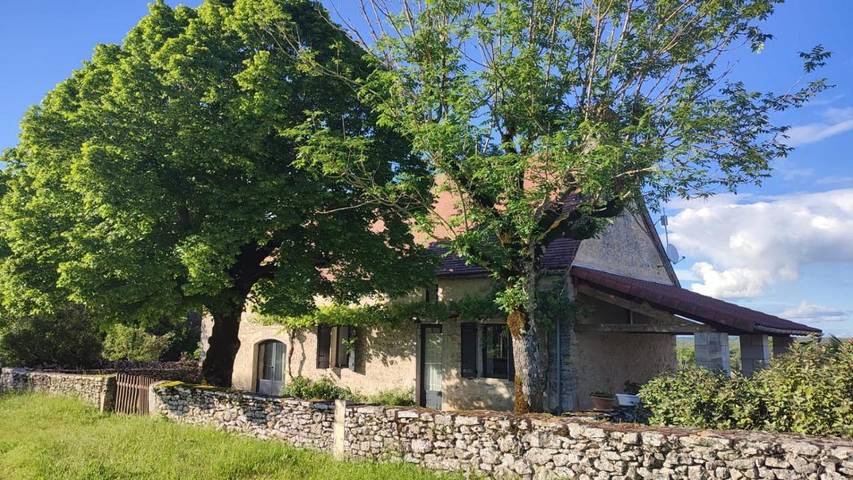 Location de vacances pour 8 personnes, avec terrasse et vue ainsi que piscine et jardin à Couzou