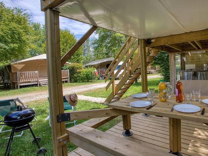 Camping pour 4 personnes, avec bassin pour enfant ainsi que balcon et vue sur le lac dans Périgord Noir - 4