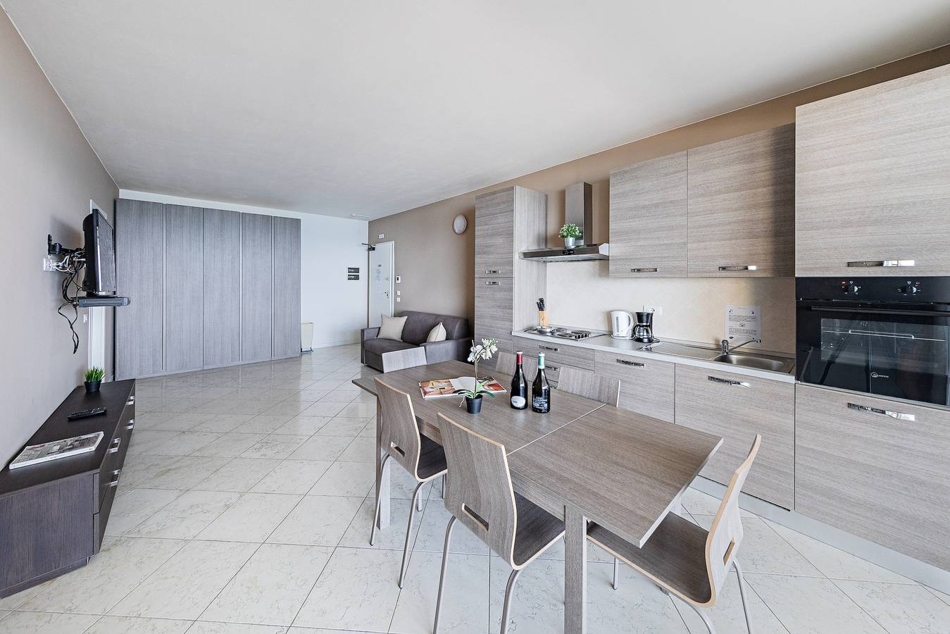 Ganze Wohnung, Residenza Miralago with pool - Two-bedroom with terrace in Desenzano del Garda, Gardasee-Berge