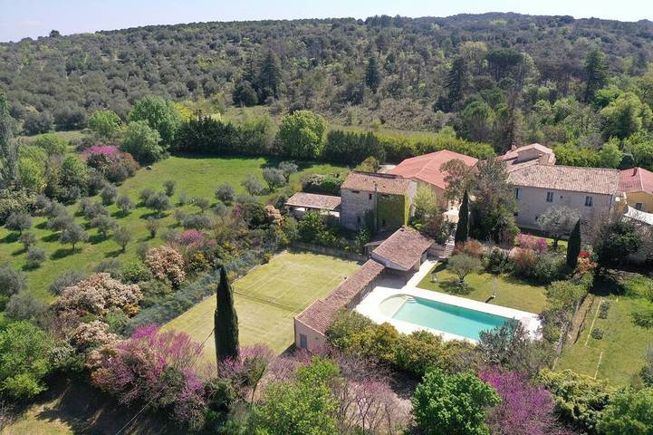 Gîte pour 20 personnes, avec piscine ainsi que sauna et jardin