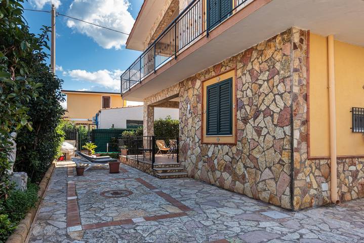 Villa 'Villino Giovanna' with Private Terrace, Wi-Fi and Air Conditioning in Trabia, Palermo Province