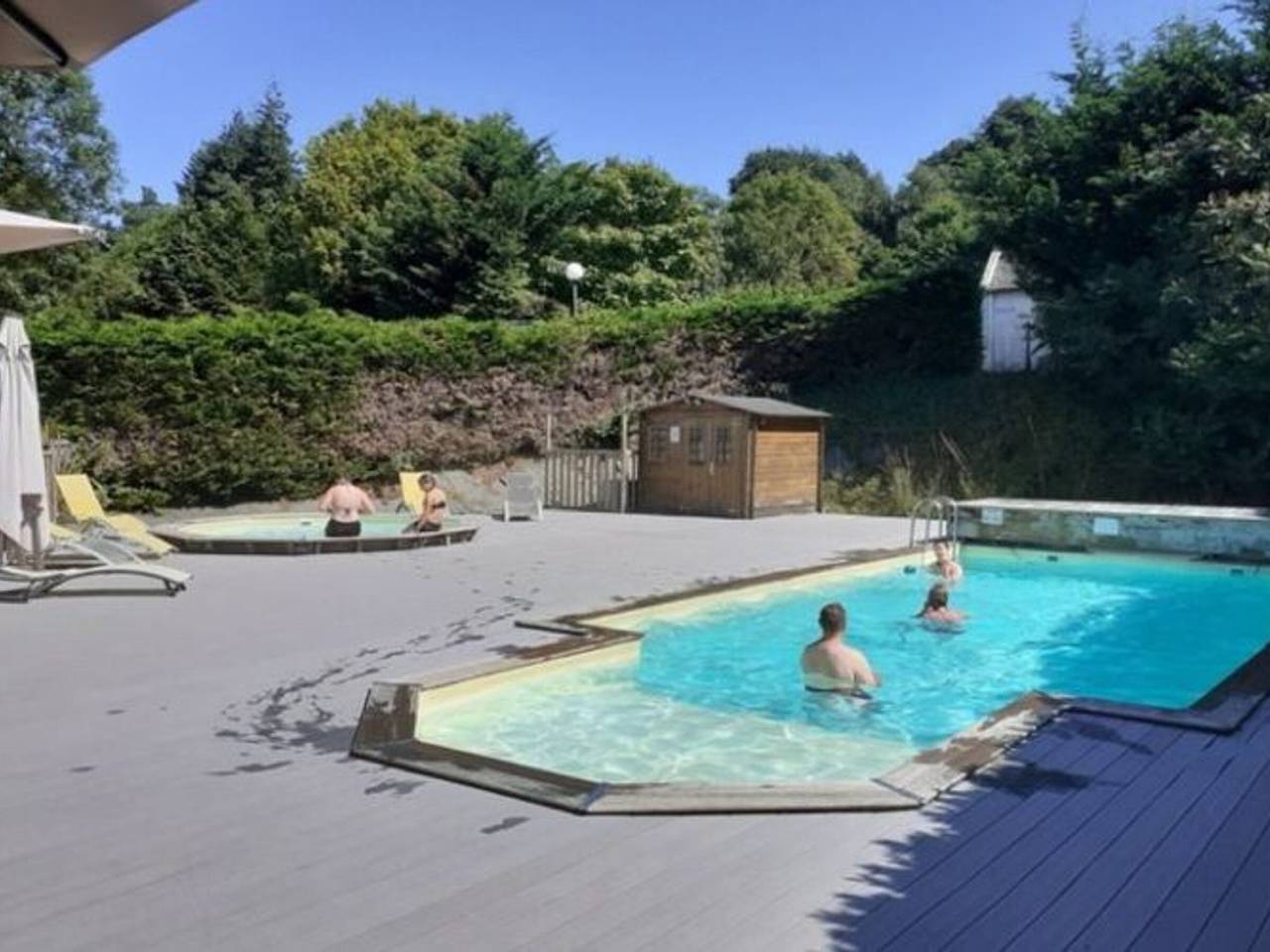 Mobil-home confortable avec piscine, WiFi et vue sur la rivière à Guégon in Guégon, Région de Pontivy