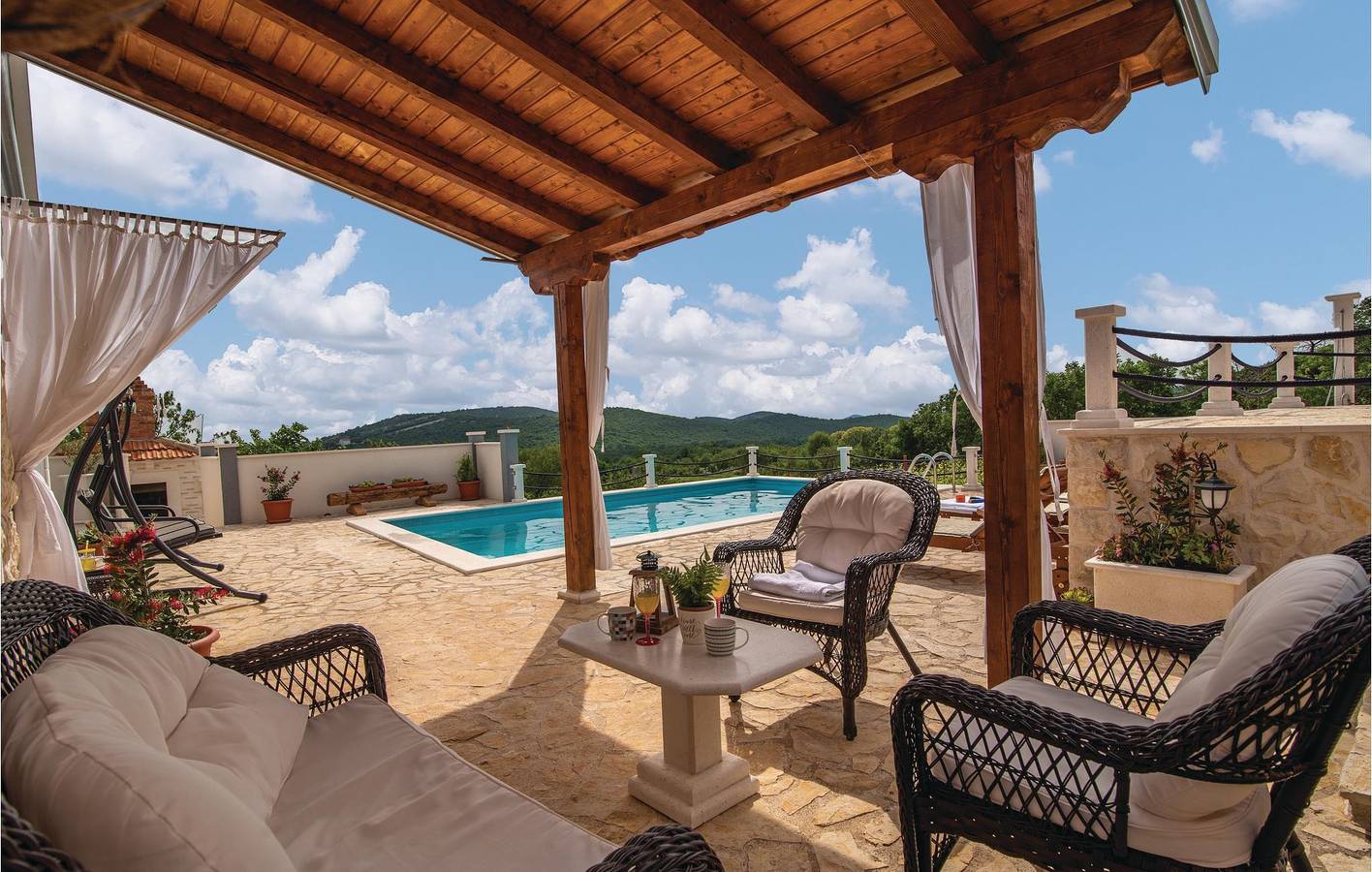 Encantador apartamento de 2 quartos com piscina aquecida e terraço in Marina, Condado de Split-Dalmácia