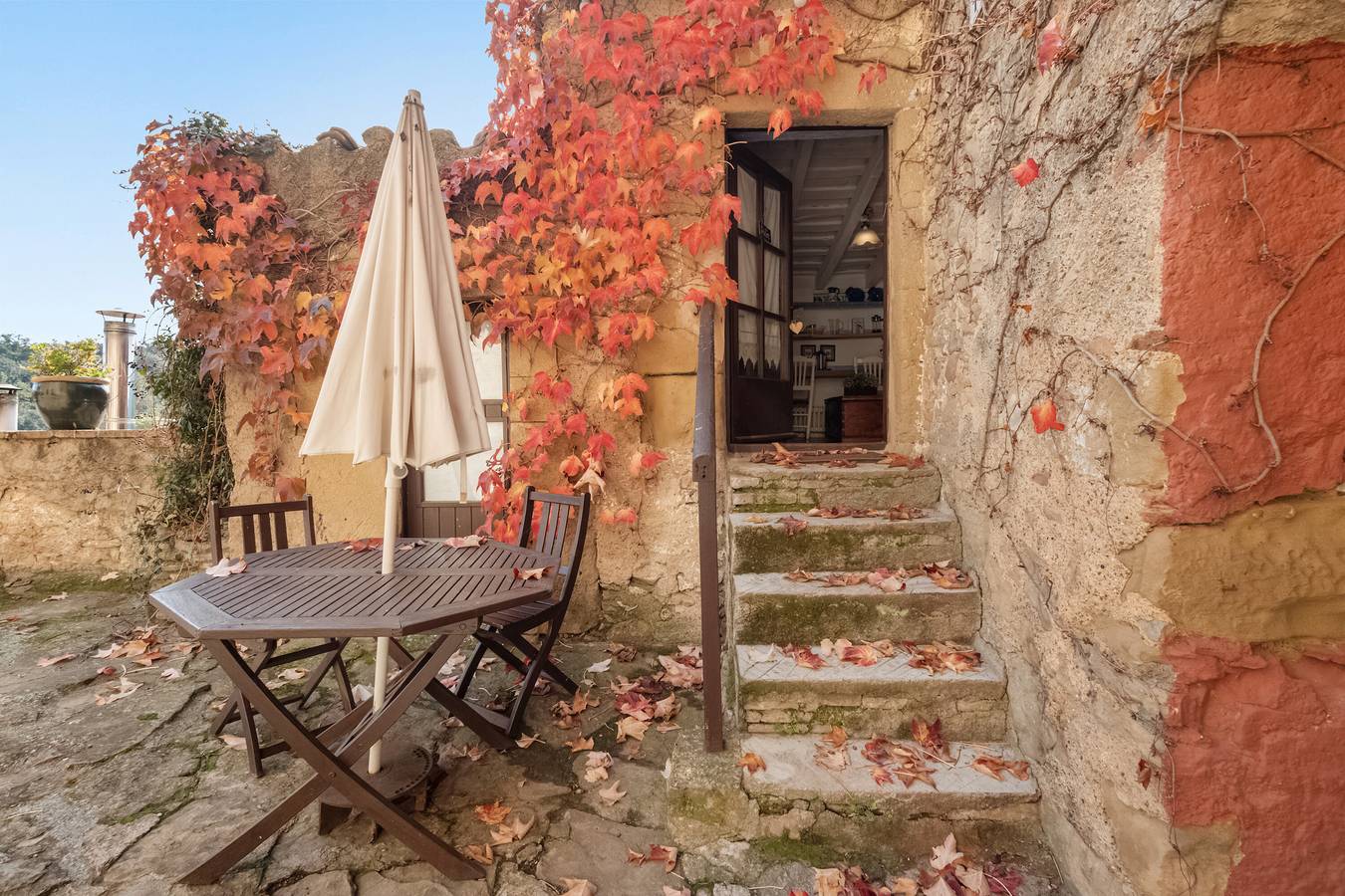 Ganze Wohnung, Ferienwohnung 'Casa Del Pastor-Burgarolas Dorf' mit Blick auf die Berge, Gemeinschaftspool und Wi-Fi in Castellterçol, Barcelona Binnenland