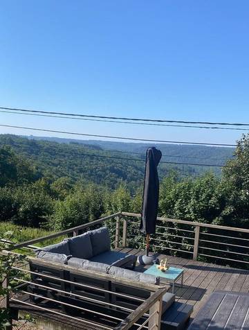 Gîte pour 8 personnes, avec vue ainsi que jardin et sauna à Rochehaut