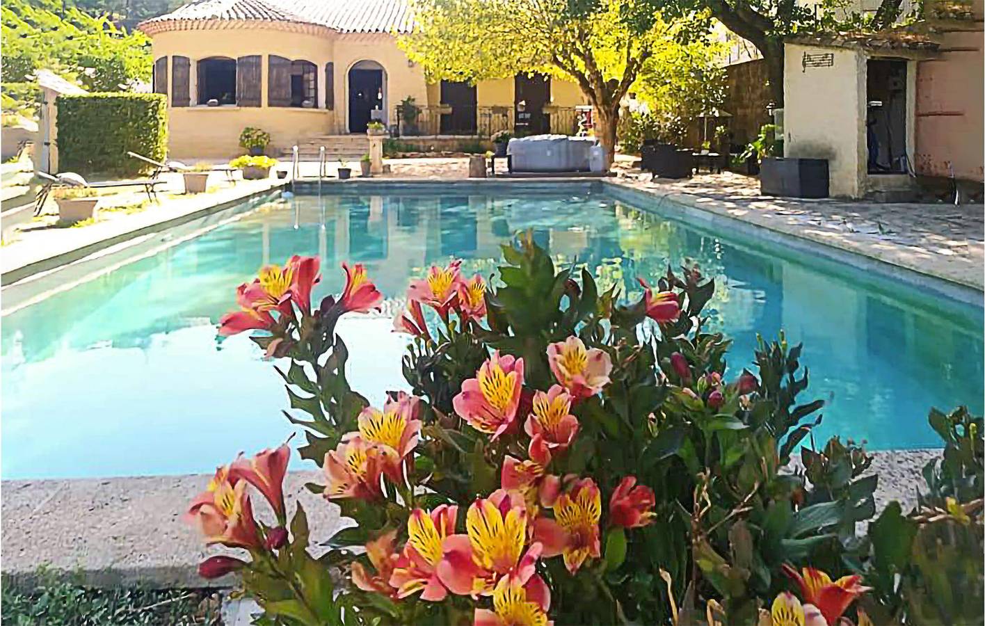 Entire holiday apartment, Mornas Apartment with AC, Parking, Pool & WiFi in Mornas, Vaucluse