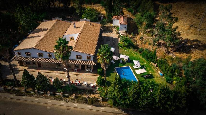 Hôtel pour 3 personnes, avec Terrasse et Jardin ainsi que Piscine et Vue dans El Colmenar