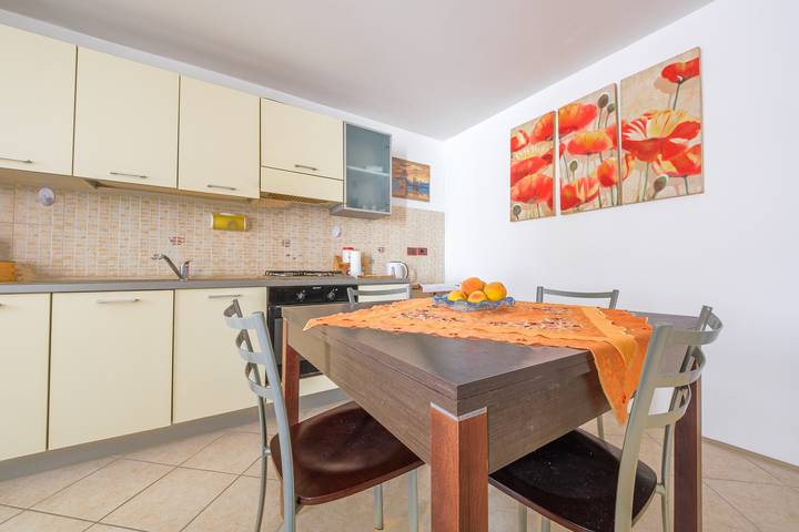 Entire apartment, Apartment 'Casetta Bella' with Balcony, Wi-Fi and Air Conditioning in Condrò, Messina Province