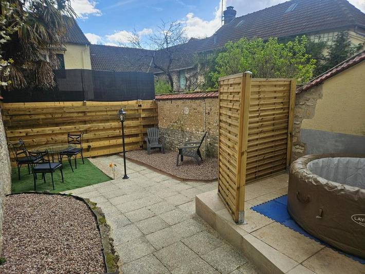 Location de vacances pour 4 personnes, avec jacuzzi et terrasse à Bennecourt