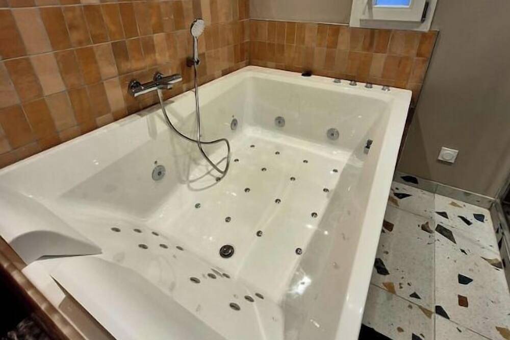 Entire apartment, Jacuzzi apartment with terrace in Vernon (Normandy), Évreux region