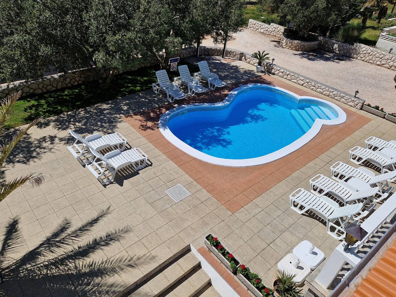 Ganze Wohnung, 2-Zimmer-Ferienwohnung mit Balkon und Meerblick Barbat (Rab) A-4951-b in Kaštel (Barbat), Barbat na Rabu