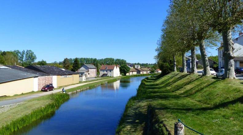 Location de vacances pour 3 personnes, avec vue et jardin à Vallon-en-Sully - 2