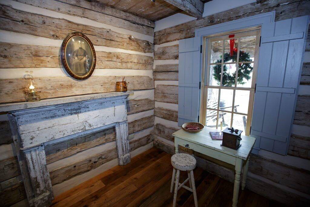 Bed&Breakfast in a 1795 Log Cabin on working farm, Margaret Baylor-Swoope suite in Augusta County
