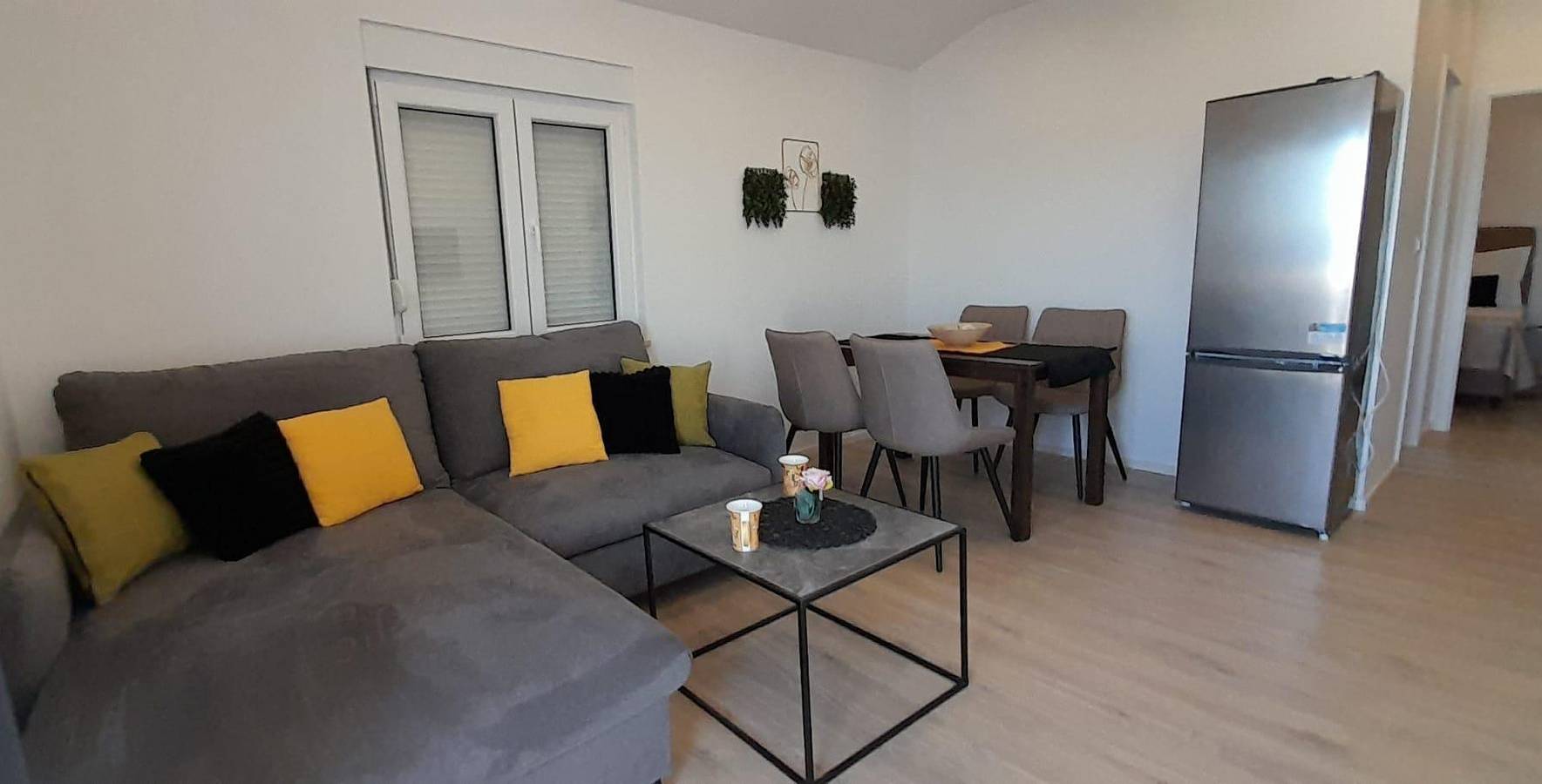 Ganze Wohnung, 1-Zimmer-Ferienwohnung mit Balkon und Meerblick Duce (Omis) A-23509-b in Dugi Rat, Omis-Riviera