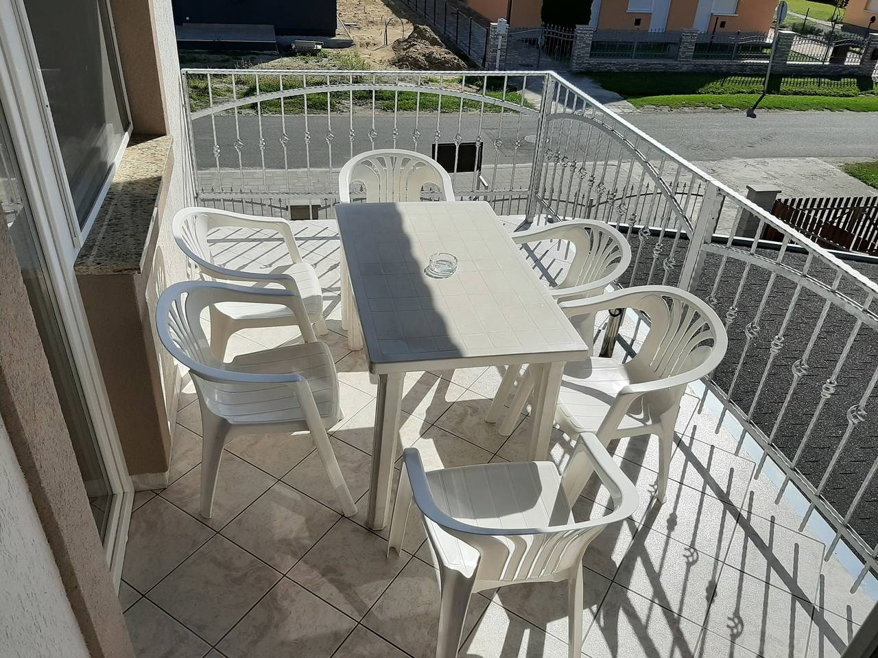 Ganze Ferienwohnung, 11 féröhelyes apartman in Balatonlelle, Plattensee Südufer