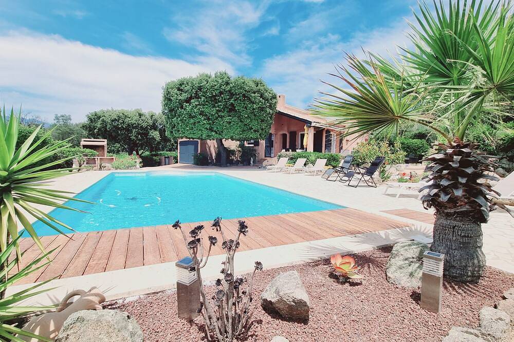 Villa 3 chambres • Piscine privée • Plages de Cala Rossa à pied. in Cala Rossa, Lecci