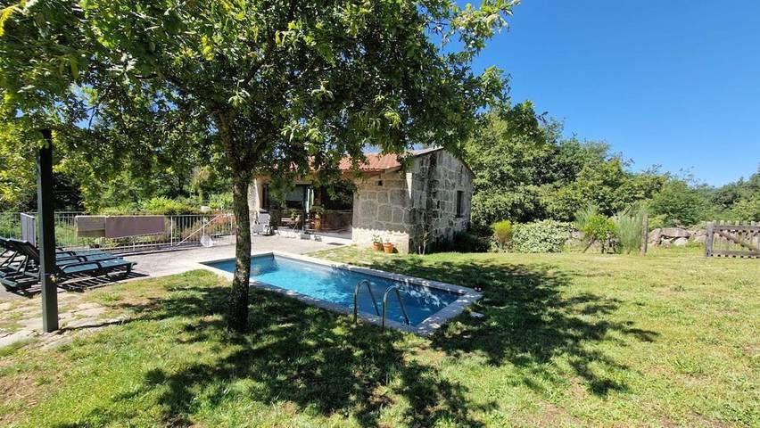 Location de vacances pour 4 personnes, avec Balcon et Terrasse ainsi que Jardin et Piscine dans Entre Ambos-os-Rios - 2