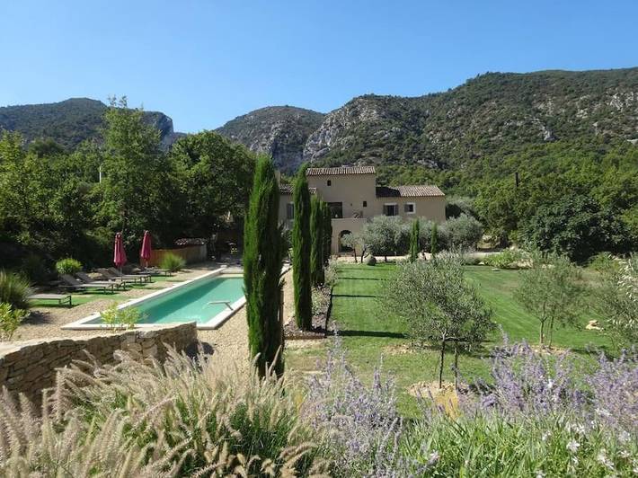 Villa pour 8 personnes, avec terrasse et jardin ainsi que vue et piscine