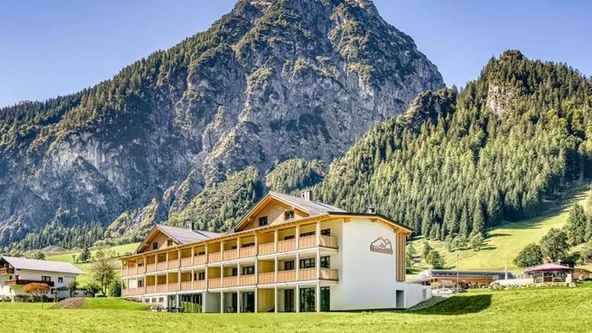 Ferienwohnung für 8 Personen, mit Balkon und Terrasse sowie Garten und Sauna im Brandnertal