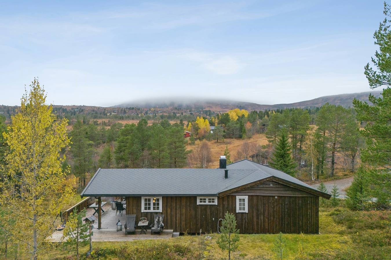 Traditionelle Hütte an Berg und See in Orkdal in Orkdal