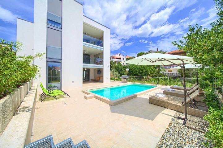 Entire apartment, Villa Celeia - Luxurious second floor apartment with heated pool in city centre of Krk in Krk Town, Krk