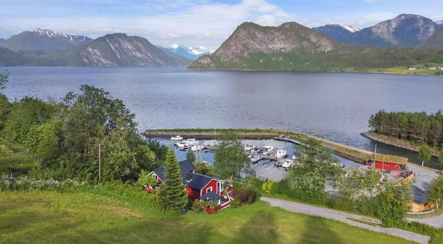 Ferienhaus für 8 Personen, mit Balkon und Terrasse sowie Garten und Seeblick in Måndalen