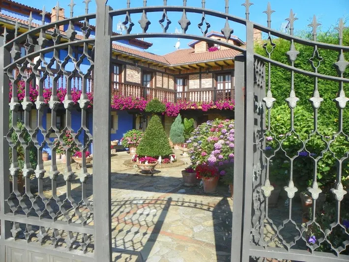Hotel para 2 personas, con terraza además de vistas y jardín - 1