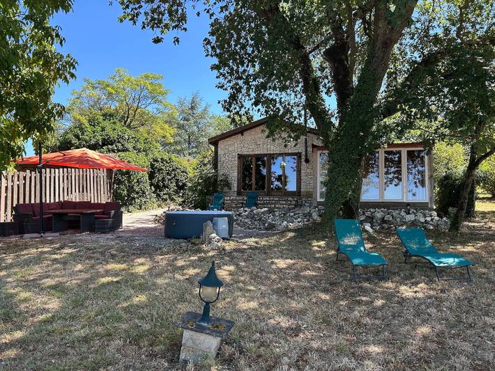 Casa Van Gogh con jacuzzi, dos terrazas y vistas abiertas en Lot-et-Garonne in Douzains, Región de Villeneuve-sur-Lot