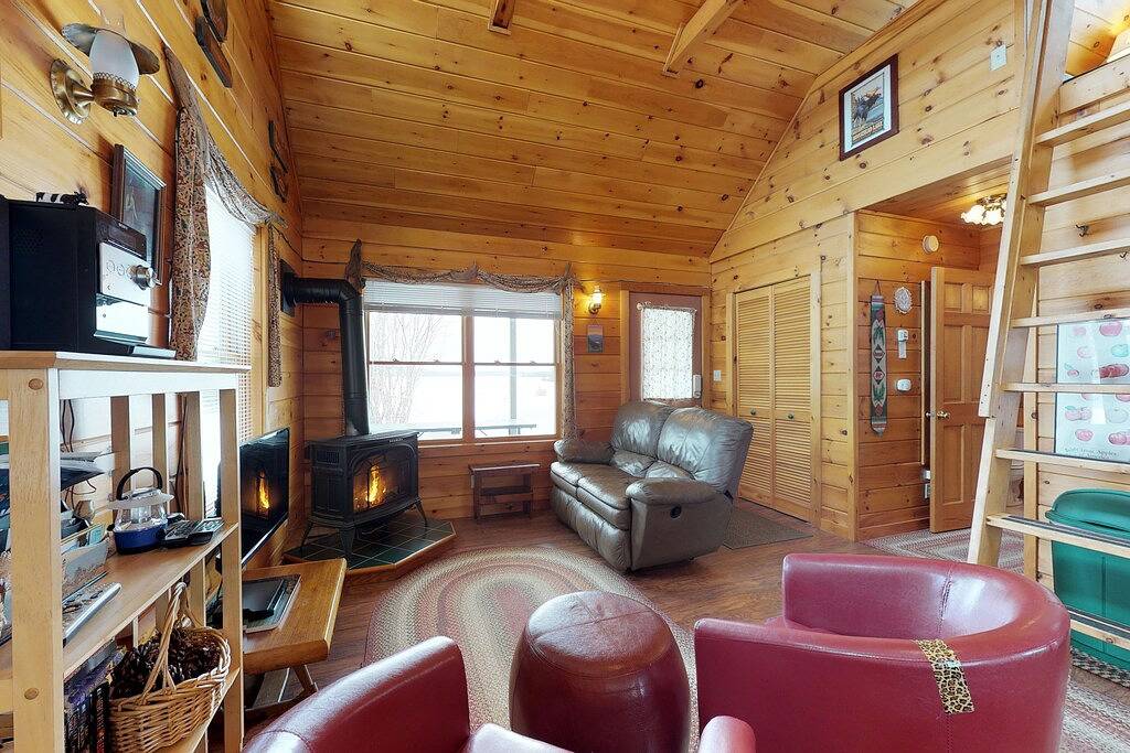 Gemütliche Hütte in spektakulärer Seelage - genießen Sie die Aussicht und bringen Sie den Hund mit! in Moosehead Lake