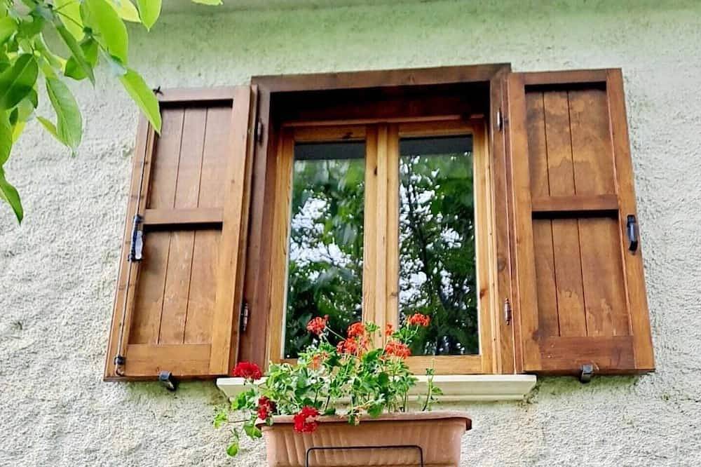 Rustic house nestled in the mountain nature of Majella National Park in Roccamorice, Parque Nacional de la Majella