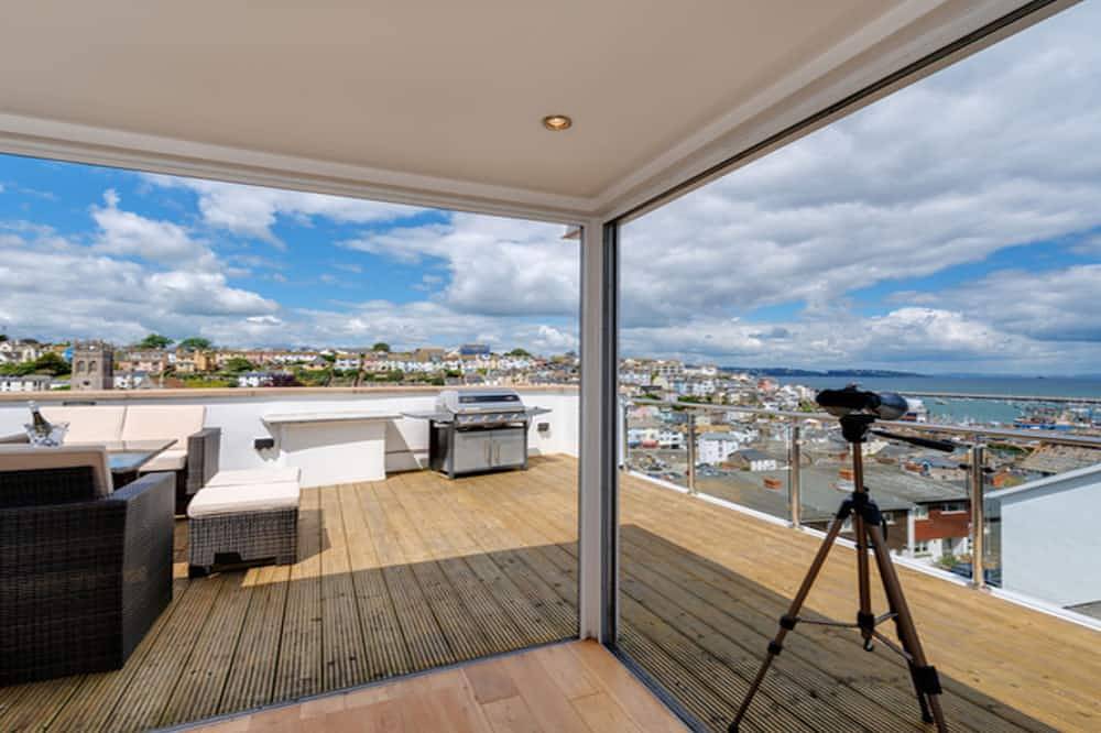 Upper Anzac is a stylish and spacious three bedroom holiday apartment in Brixham in Brixham, Torbay