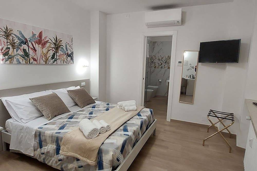 Elegant room with private bathroom and balcony equipped with every comfort. in Bologna, Bologna Provinz