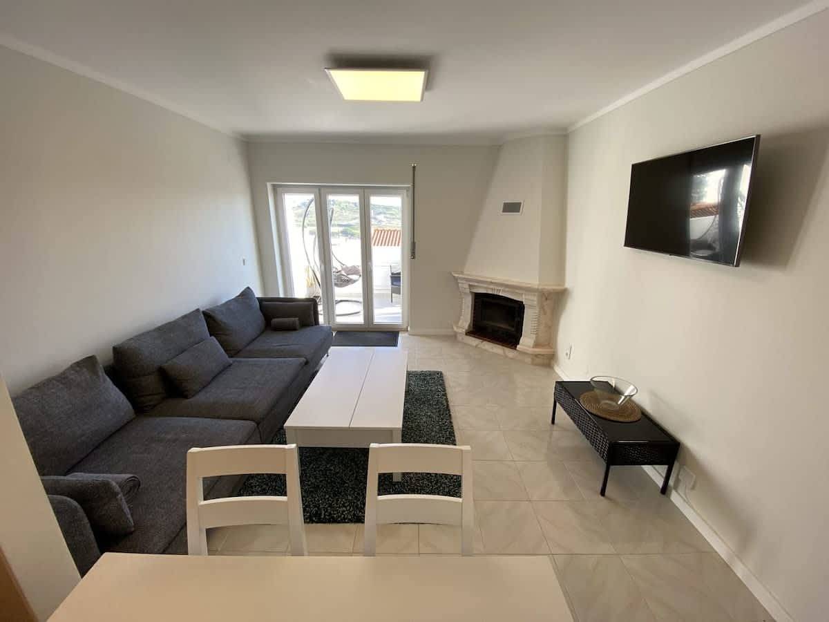 Apartamento inteiro, Apartamento de férias para 4 pessoas com varanda/terraço in Praia da Areia Branca, Lourinhã