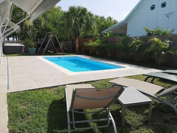 Cottage pour 8 personnes, avec piscine ainsi que jacuzzi et balcon dans Anse l'Etang