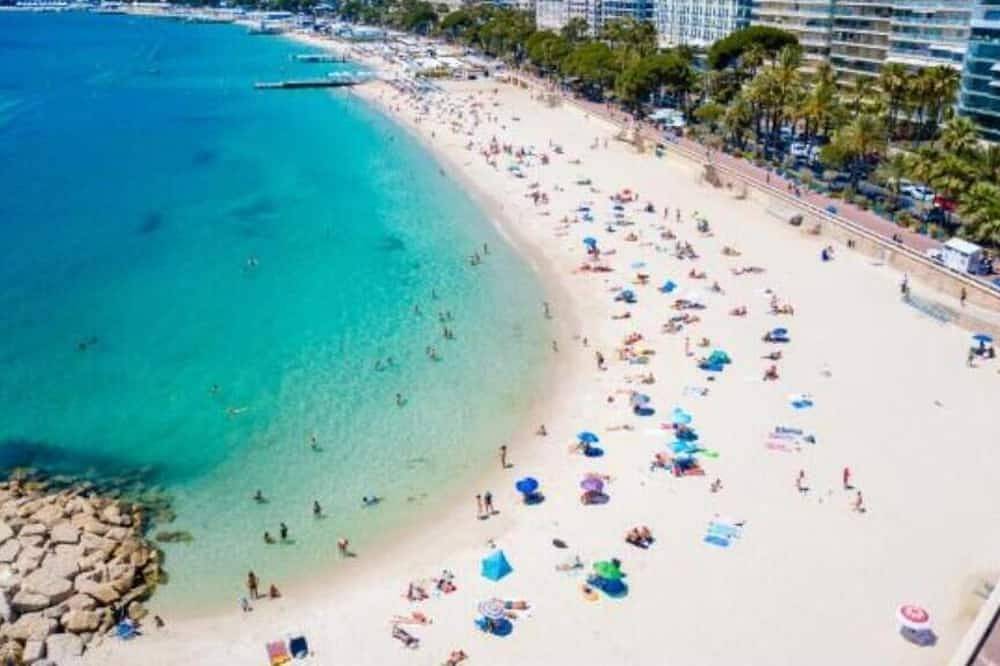 Entire apartment, 2 Logements 8 per Dans Villa+ Piscine Luxe 50 / per 20 mn Plage Cannes in Le Tignet, Cannes region