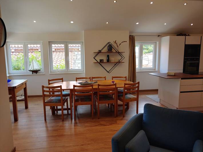 Ganze Wohnung, 3-Zimmer-Ferienwohnung am Strand Stomorska, Solta A-27653-a in Necujam, Solta