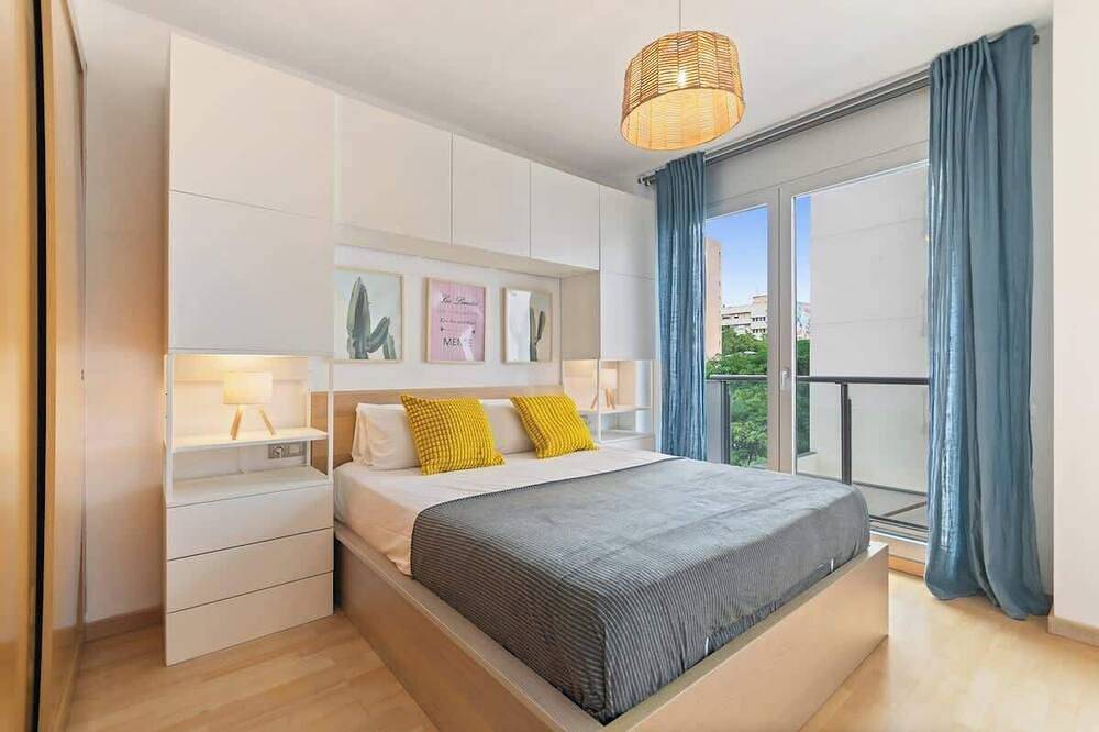 Entire apartment, Modern Spacious 3-Bedroom Apt with Pool near Beach in Sant Adrià de Besòs, Barcelonès