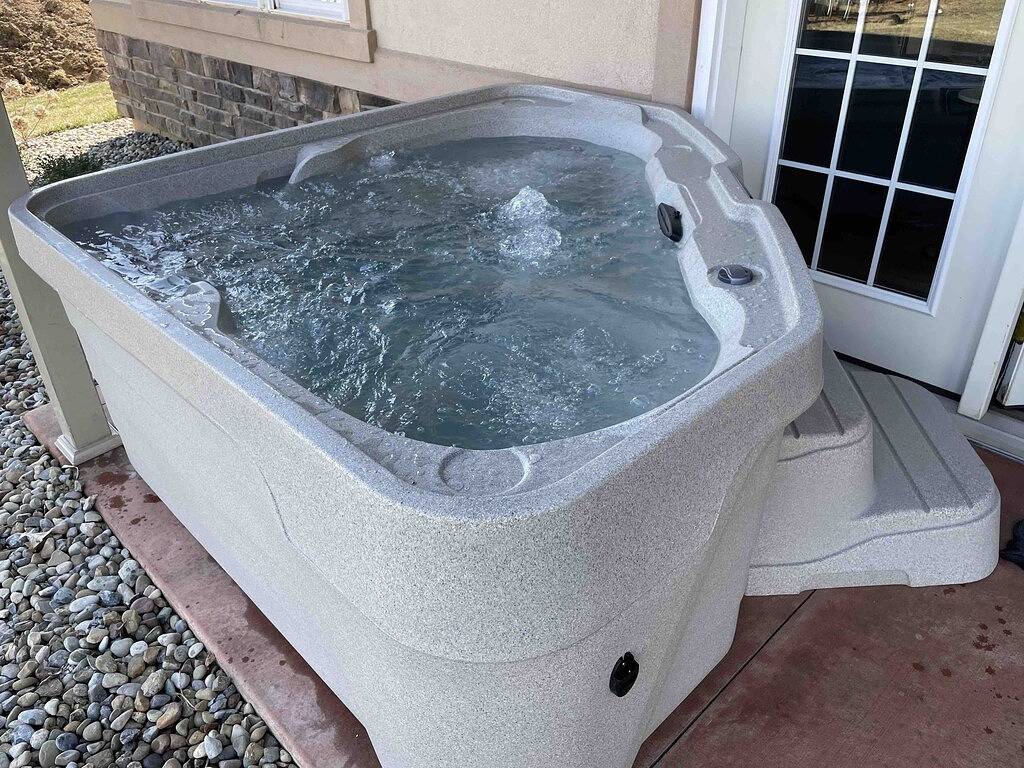 Romantic Cottage with Kitchen & Private Hot Tub in Holmes County