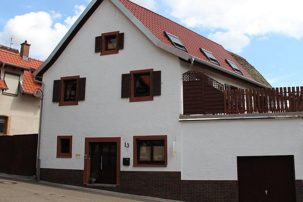 Ferienhaus in Gleisweiler mit traumhaftem Blick über die Rheinebene in Gleisweiler, Südliche Weinstraße