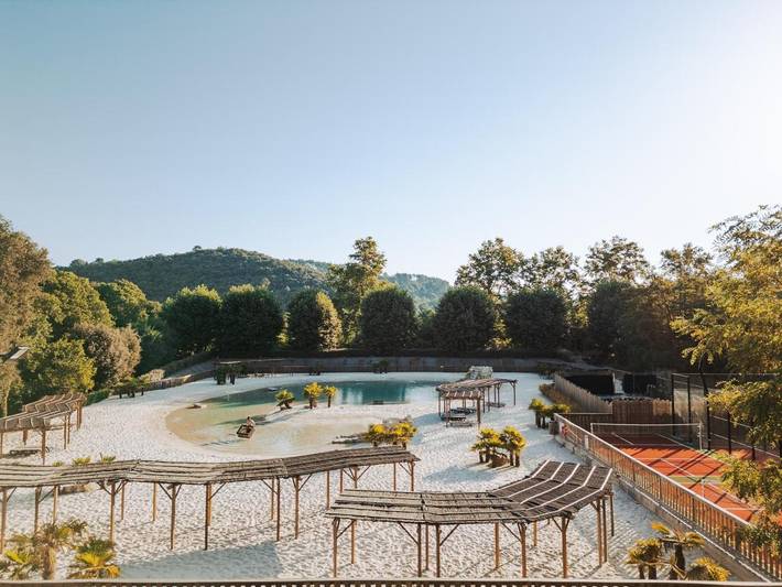 Camping pour 4 personnes, avec Terrasse ainsi que Jardin et Piscine