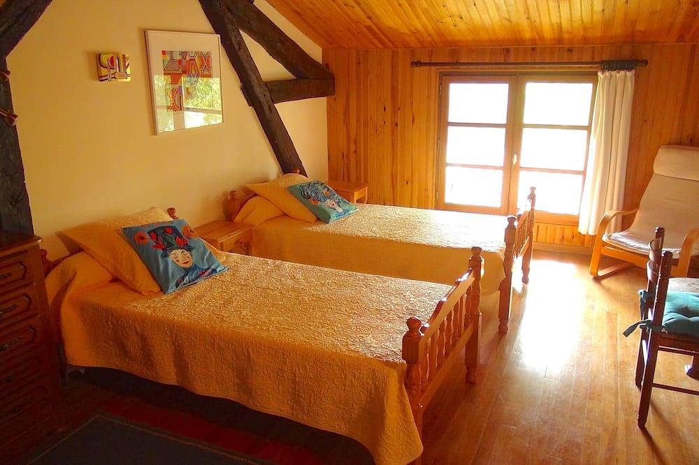 House in Itzac, in the shade of a Tarn heritage oak. in Cordes-sur-Ciel, Albi region