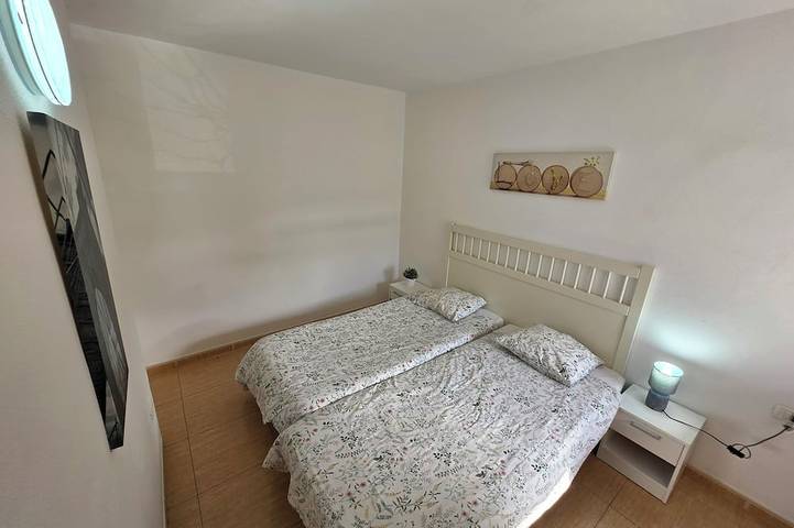 Appartement entier, Appartement Jacaranda avec piscine, seulement 200 mètres de la mer et plage,wifi in Playa de las Américas, Arona