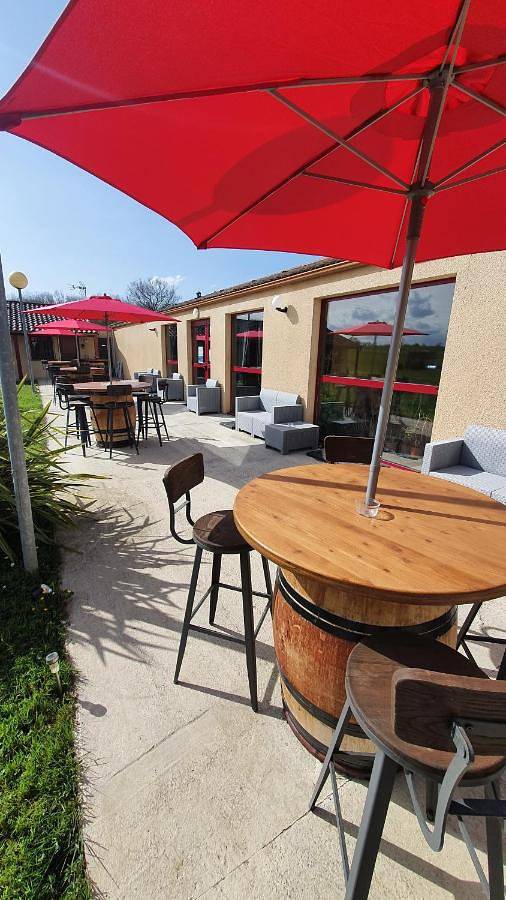 Chambre d’hôte pour 2 personnes, avec terrasse et piscine ainsi que jardin et vue