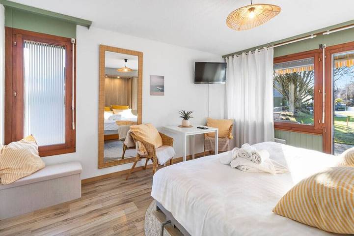 Ganze Wohnung, Bright studio apartment with a terrace, 5 minutes from the lake in Delley-Portalban, Lake Neuchâtel