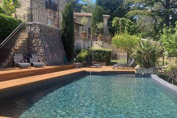 Location de vacances pour 12 personnes, avec jacuzzi ainsi que sauna et balcon à Saint-Paul-et-Valmalle