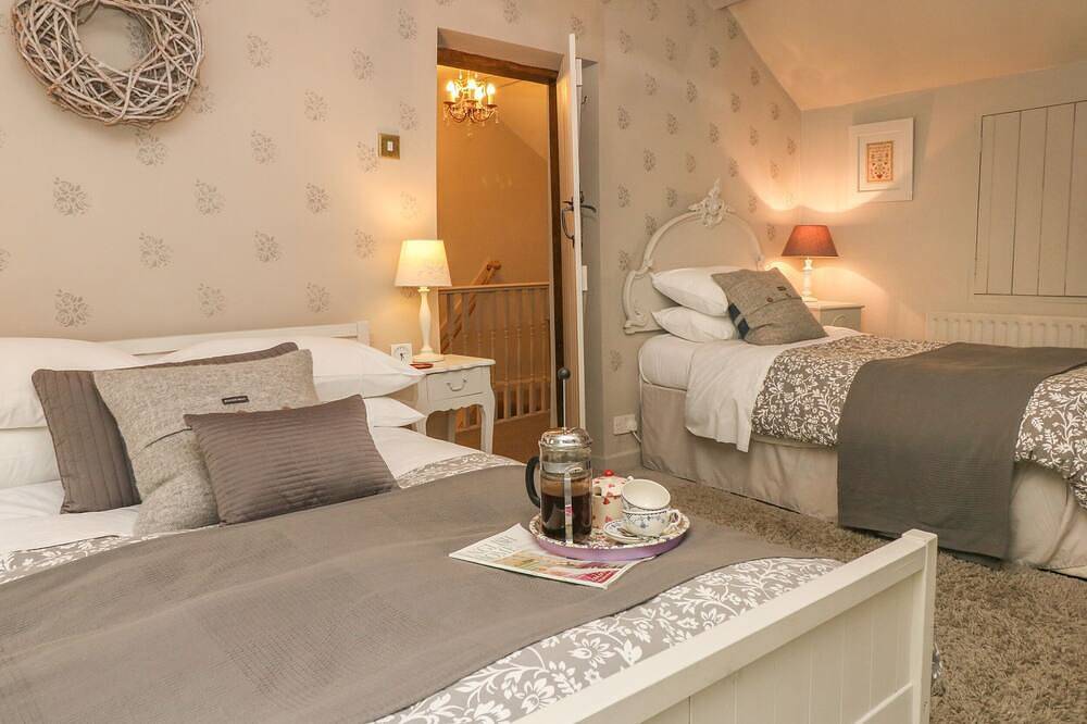 Grange Cottage, pet friendly in Castleton, Peak District in Castleton, Derbyshire