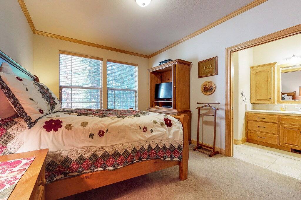 Modernes Berghaus mit großer Terrasse, Spielzimmer, nur wenige Minuten vom Sl Village entfernt! in Ockenden, Shaver Lake