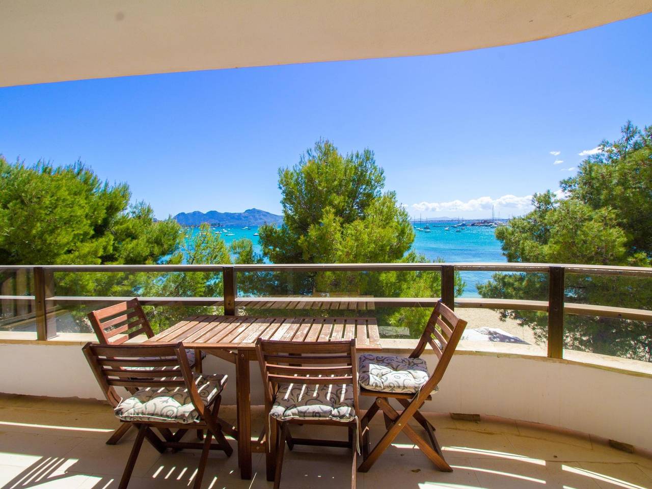 Entire holiday apartment, Lovely beachfront apartment in Port de Pollença, Pollença